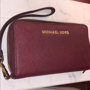 Michael Kors Jet Set multifunctional wristlet